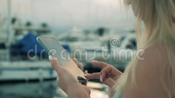 女游客在她的智能手机上打字视频的预览图