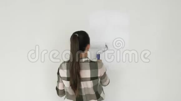 女人在公寓或房子里画墙建筑修理和翻新视频的预览图