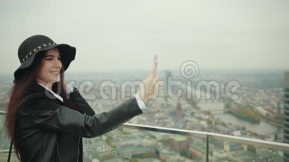 博客在摩天大楼城市大都市的高楼屋顶上拍摄视频视频的预览图