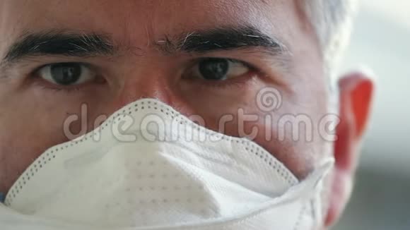 一个戴着防护面具的成熟男人的肖像看着相机担心电晕病毒的概念视频的预览图
