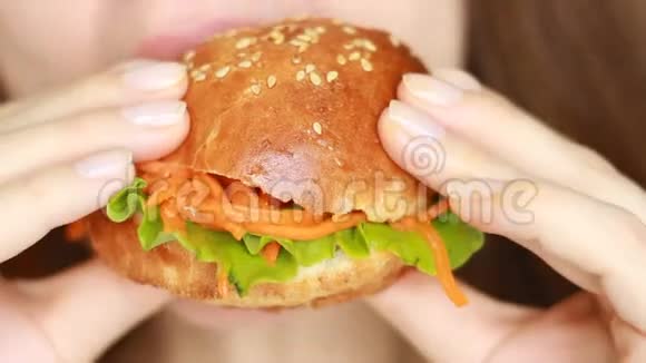 肖像女嘴吃素食汉堡特写镜头视频的预览图