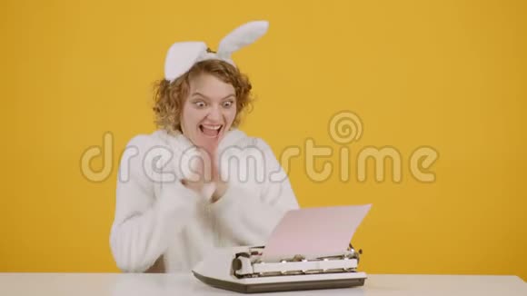 复活节兔女郎用机械打字机祝贺复活节快乐视频的预览图