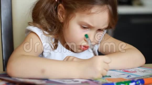 小女孩在桌子上画画学前教育培训绘图视频的预览图
