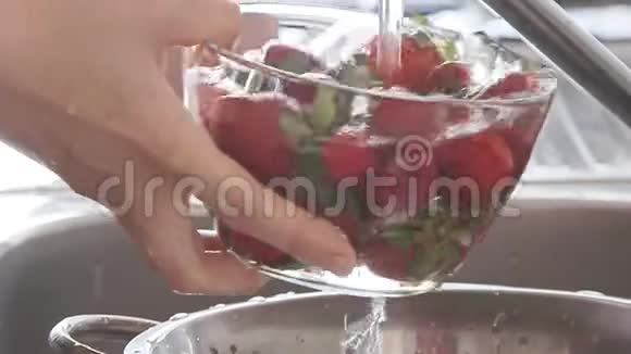 女人洗草莓视频的预览图