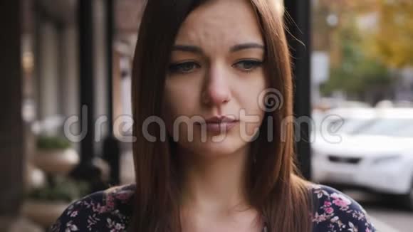 一位沮丧的女商人一位在街上伤心哭泣的女孩的特写肖像视频的预览图