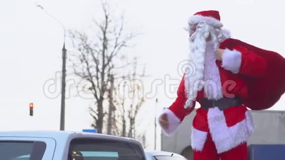 一辆皮卡后面的圣诞老人汽车经销店的圣诞老人视频的预览图