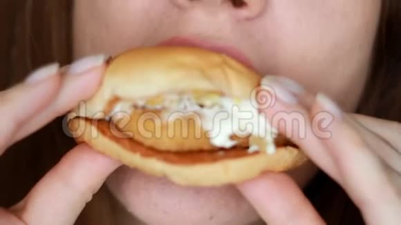 女人吃汉堡包口和快餐特写视频的预览图