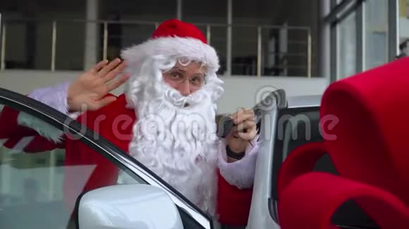 一家汽车经销店的圣诞老人圣诞老人买了一辆礼车视频的预览图