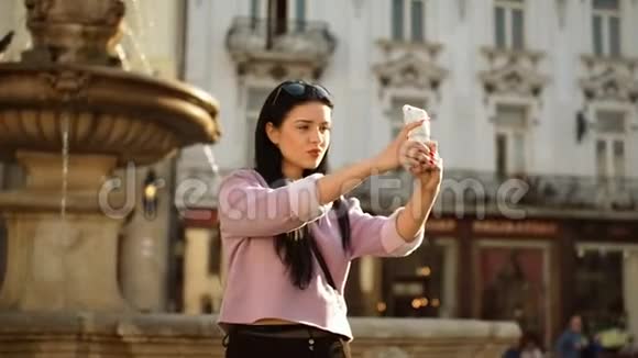 年轻女子用手机自拍慢速高清视频视频的预览图
