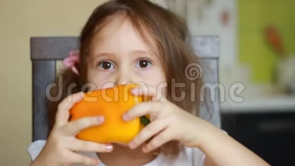 孩子吃黄椒可爱的女婴吃健康的食物视频的预览图