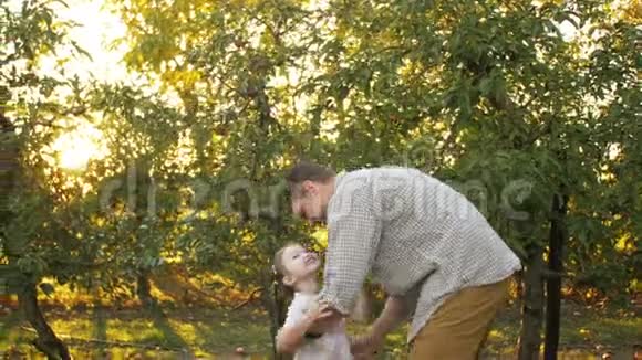 父亲和女儿在一起女孩指着手指愉快地微笑幸福的家庭视频的预览图