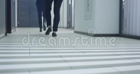 商务人士走在走廊里视频的预览图