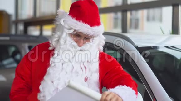 一家汽车经销店的圣诞老人在名单上写了东西视频的预览图