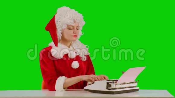 圣诞女用机械打字机致贺祝圣诞快乐新年快乐快乐视频的预览图