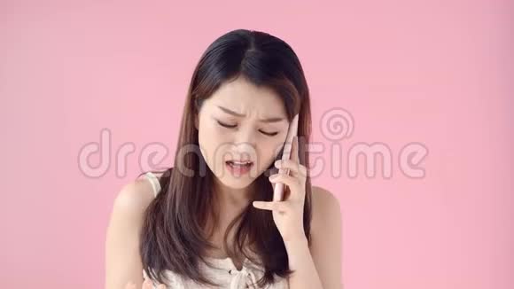愤怒的女孩在演播室的手机对话中尖叫愤怒的女人在智能手机上说话的肖像视频的预览图