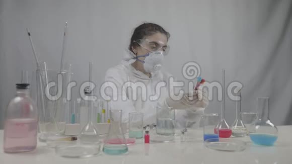 冠状病毒covid19感染的血瓶在女医生手中带手术面罩和发光视频的预览图