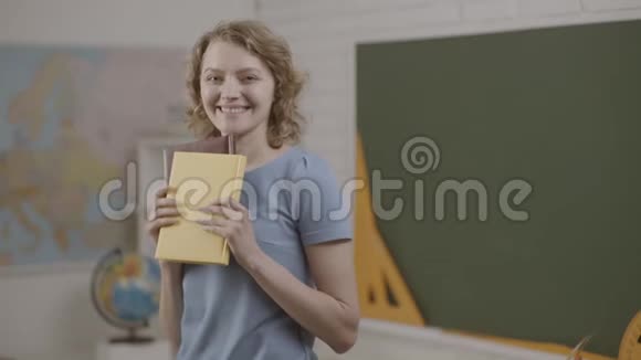 有趣的女老师在教室里学习愉快回到学校快乐时光视频的预览图