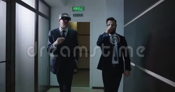 办公走廊使用虚拟现实眼镜的商人视频的预览图