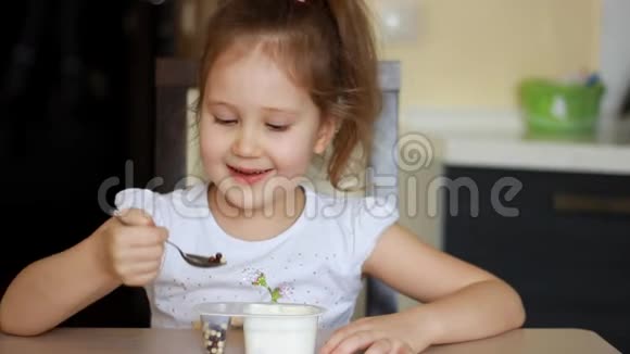 小女孩吃酸奶和干酪儿童早餐食品乳制品视频的预览图