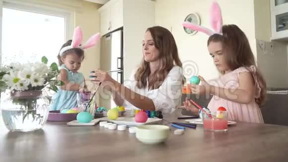 妈妈和女儿一起用有趣的兔子耳朵画鸡蛋视频的预览图