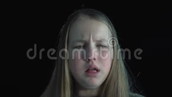 可爱生病的女孩咳嗽病毒感染咽喉感染视频的预览图