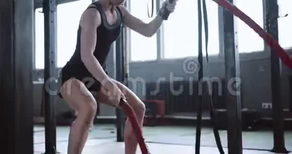 活跃和健康的生活方式年轻的运动白人金发女商人微笑后战斗绳索锻炼在大健身房视频的预览图