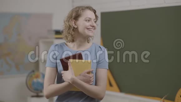 有趣的女老师微笑女讲师上课有帮助的老师微笑的女学生教师或女商人视频的预览图