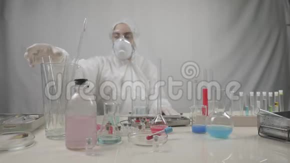 冠状病毒covid19感染的血瓶在女医生手中带手术面罩和发光视频的预览图