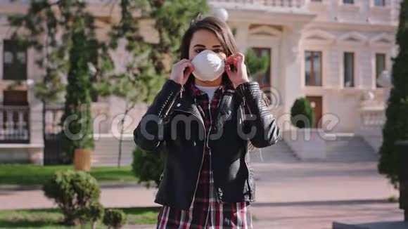 漂亮的女人脸上戴着防护面罩她直视着摄像机冠状病毒的概念视频的预览图