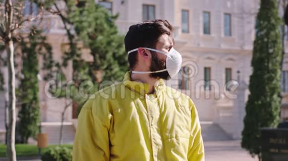 站在街道中央的一个带防护面罩的人的画像视频的预览图