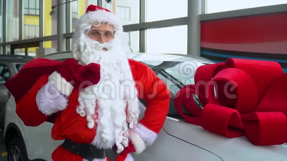 一家汽车经销店的圣诞老人圣诞老人买车视频的预览图