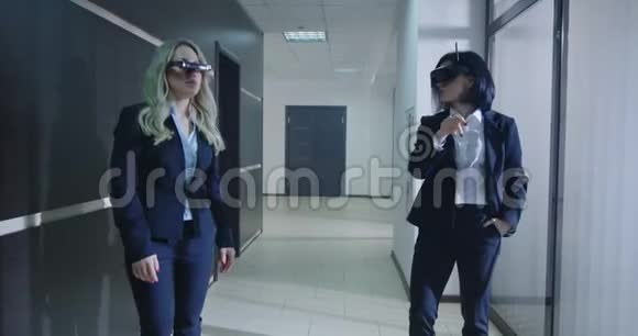 办公室走廊上使用VR眼镜的女商人视频的预览图