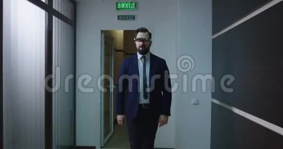 商务人士在办公走廊使用VR眼镜视频的预览图