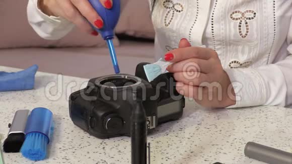 女摄影师打扫卫生视频的预览图