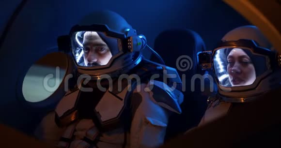 男女宇航员在宇宙飞船上航行视频的预览图