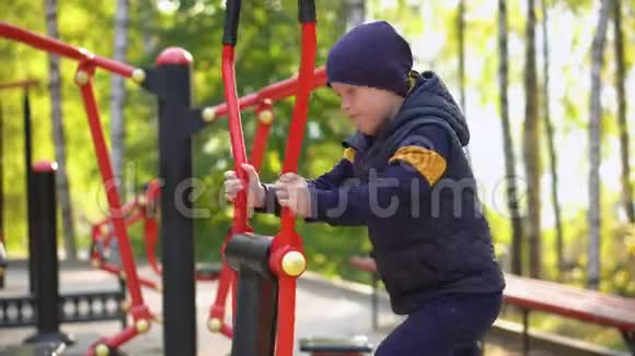 红发男孩在街上做体育锻炼儿童运动视频的预览图