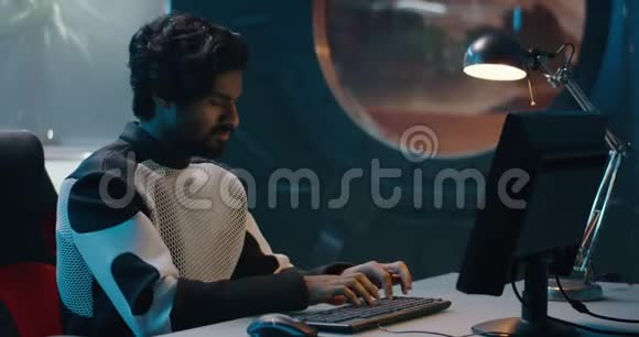 男性宇航员在电脑上工作视频的预览图