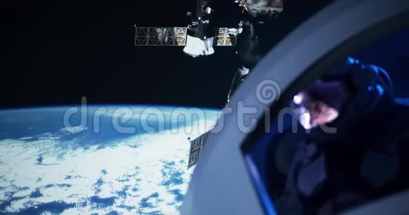 宇航员从宇宙飞船的窗户往外看视频的预览图