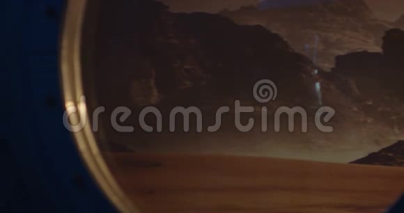 女宇航员从火星基地的窗户往外看视频的预览图