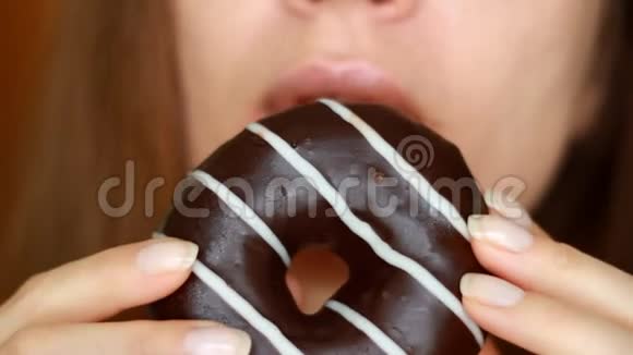 合上女人吃巧克力甜甜圈美味甜蜜甜食饮食节食女人的嘴咬着甜点视频的预览图