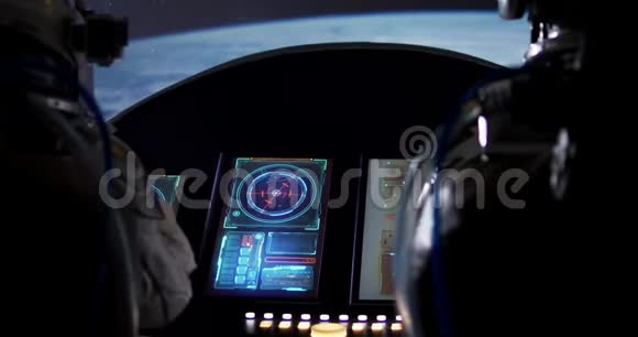 宇航员在宇宙飞船上航行视频的预览图
