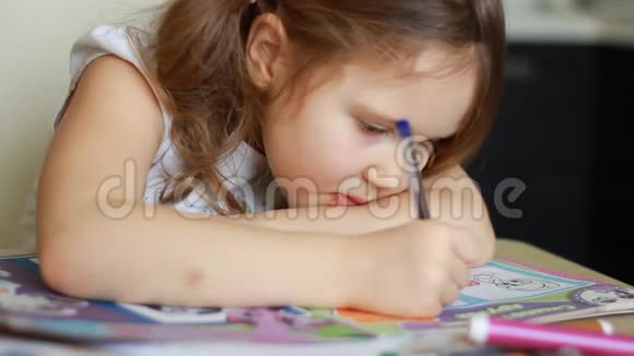 小女孩在桌子上画画学前教育培训绘画视频的预览图