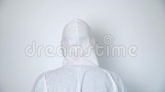 一个戴防护罩和黑色面具的病毒学家的肖像视频的预览图