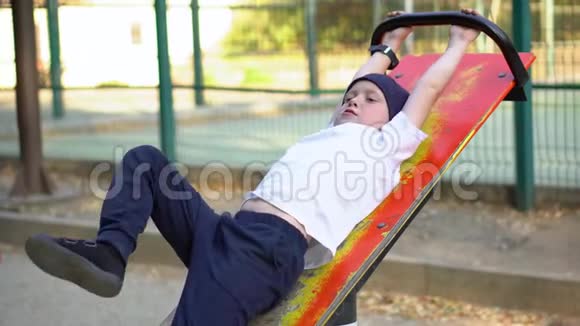 红发男孩在街上做体育锻炼视频的预览图
