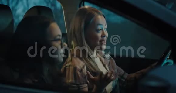 快乐的女人在车里聊天和旅行视频的预览图