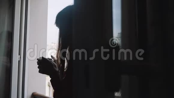 在埃菲尔铁塔视窗慢动作欣赏咖啡的年轻快乐放松美丽的艺术家女子的滑动肖像视频的预览图