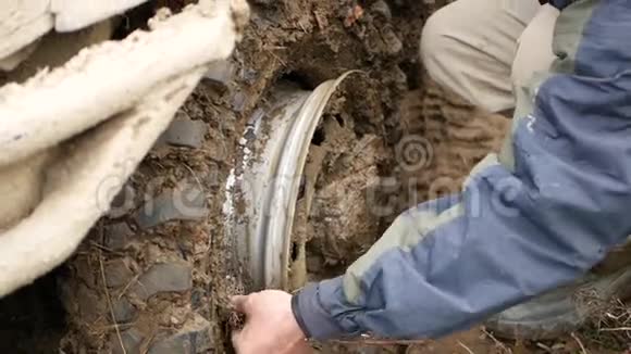 在泥浆中拆卸车轮视频的预览图