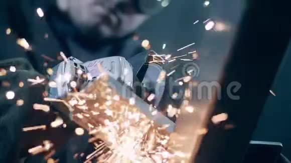 工人在切割金属时使用角磨机金属切削过程中会产生大量的磨削火花视频的预览图