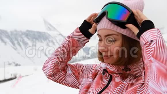 一位正在准备在山上自由骑行的妇女的特写肖像滑雪滑雪板视频的预览图