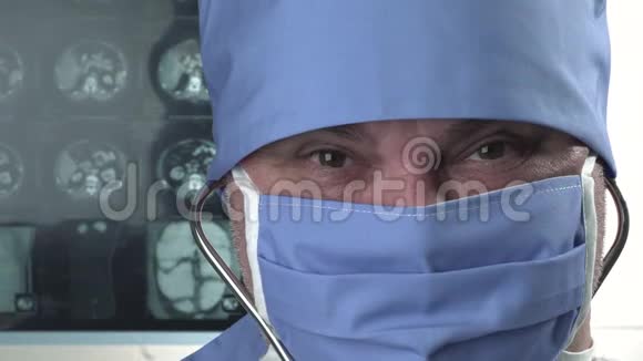 戴防护面罩的微笑阳性医生肖像显示OK标志手势视频的预览图